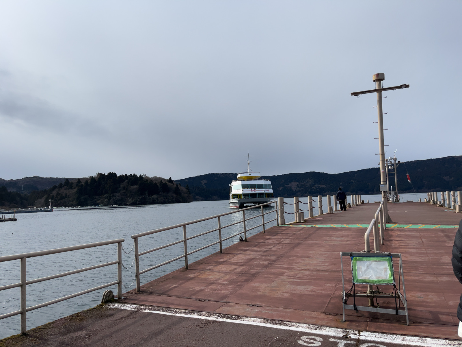 芦ノ湖の桟橋と白い遊覧船、湖を囲む山並み